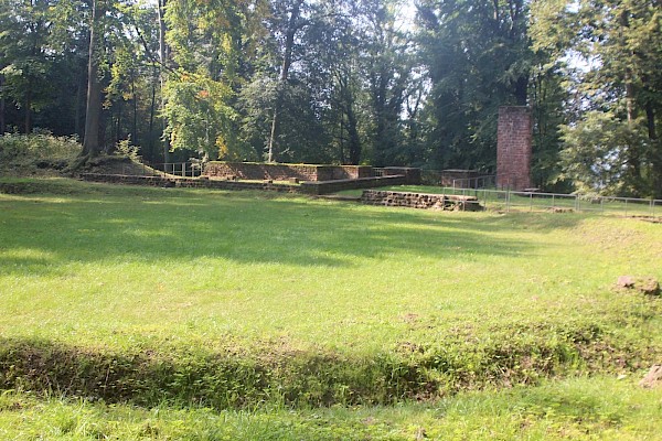 Auch wenn heute nur das unverkleidete Kellergewölbe, indem früher Wein und Gartenmöbel gelagert wurden, zu sehen ist, kann ich mir mit Fantasie vorstellen, wie Orangenbäume in einem hohen lichtdurchfluteten Saal überwinterten. Im zweiten Obergeschoss und in den Seitenflügeln wohnten damals unter anderem der Maler Mannlich, Herr von Esebeck, mehrere Kammerdiener, der Kammerrat Hautt, Baron von Rumling, der Hofgärtner Petri sowie der Leiter des Naturalienkabinetts, Jean-François Holandre.