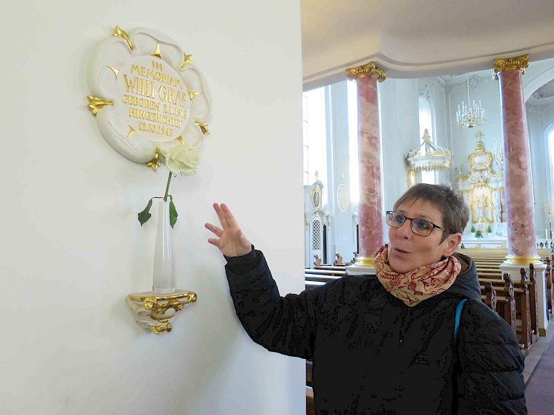 Gabriele Sauer zeigt mir in der Basilika St. Johann die schöne Gedenktafel für Willi Graf.