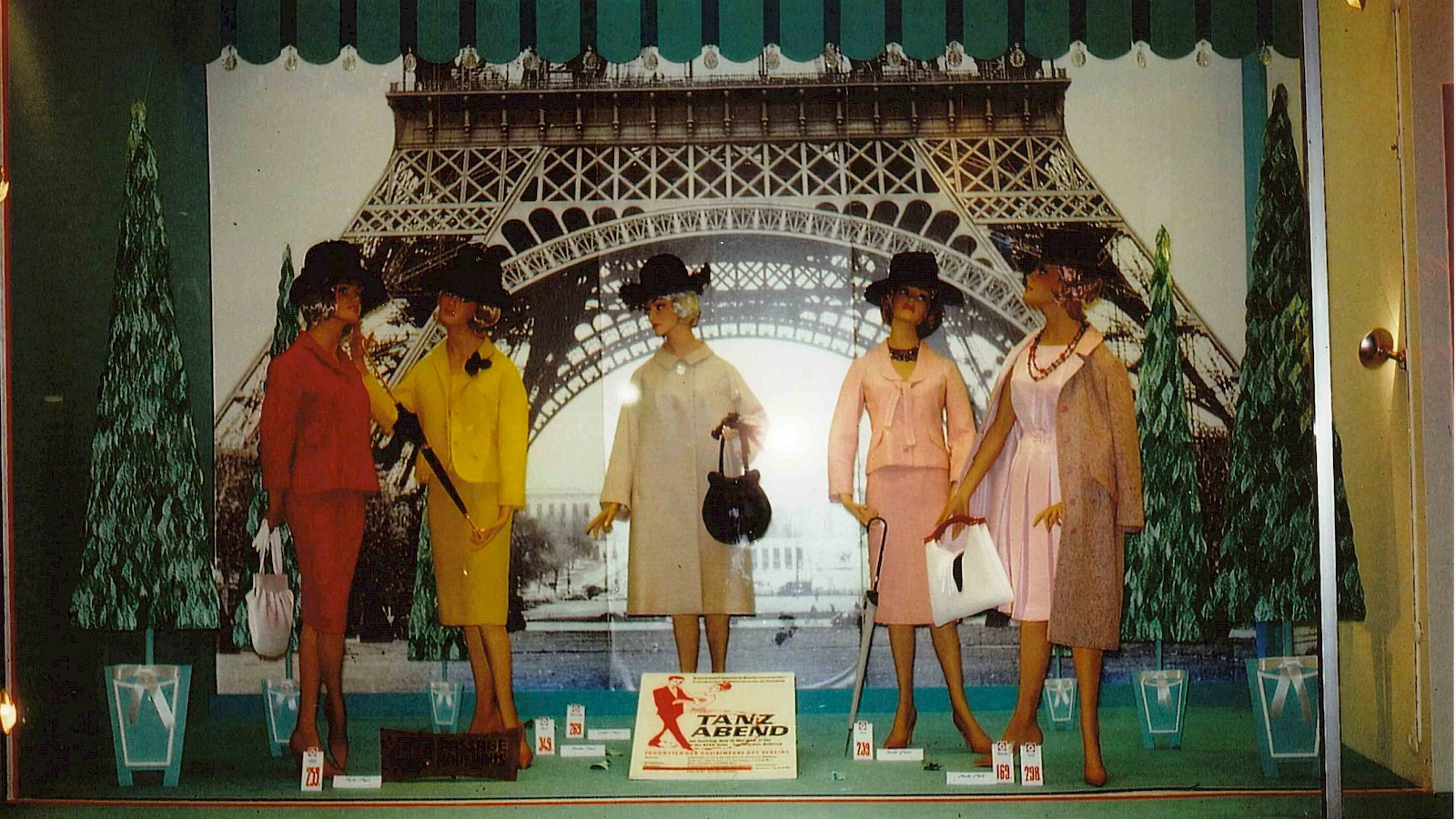 Pariser Chic in der Saarbrücker Bahnhofstrasse.Französische Woche 1963. Schaufenster Passage-Kaufhaus Saarbrücken Foto: Gerd Schulthess / Stadtarchiv Saarbrücken