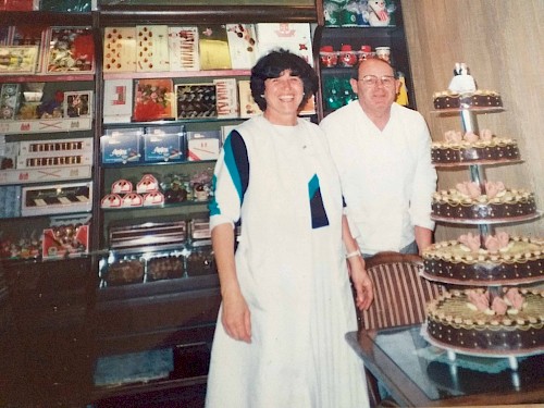 Helga und Dieter Dausend präsentieren ihre erste Hochzeitstorte, hergestellt im eigenen Café Lolo. Foto: Dausend.