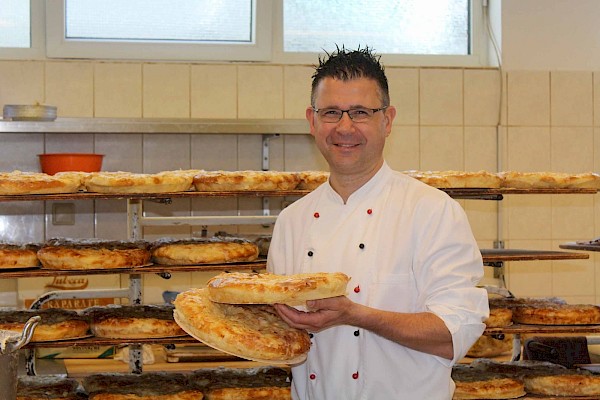 „Insgesamt dauert die Herstellung drei Stunden, davon ist der Butterkuchen aber nur 10 bis 12 Minuten im Ofen“, erläutert Andreas Dausend. Foto: Sabine Caspar