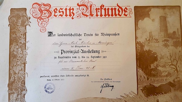 „Schon 1912 gewannen meine Vorfahren einen wichtigen Preis fürs Simmentaler Rind. Das Preisgeld betrug 40 Mark“, berichtet Wolfgang Schmitt. Foto: Andreas Schmitt