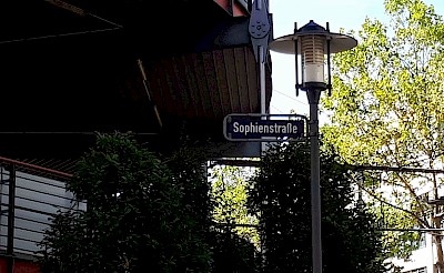 Kurios, mitten in der Stadt eine Straße und kein Mensch wohnt hier. Foto: Susanne Renk