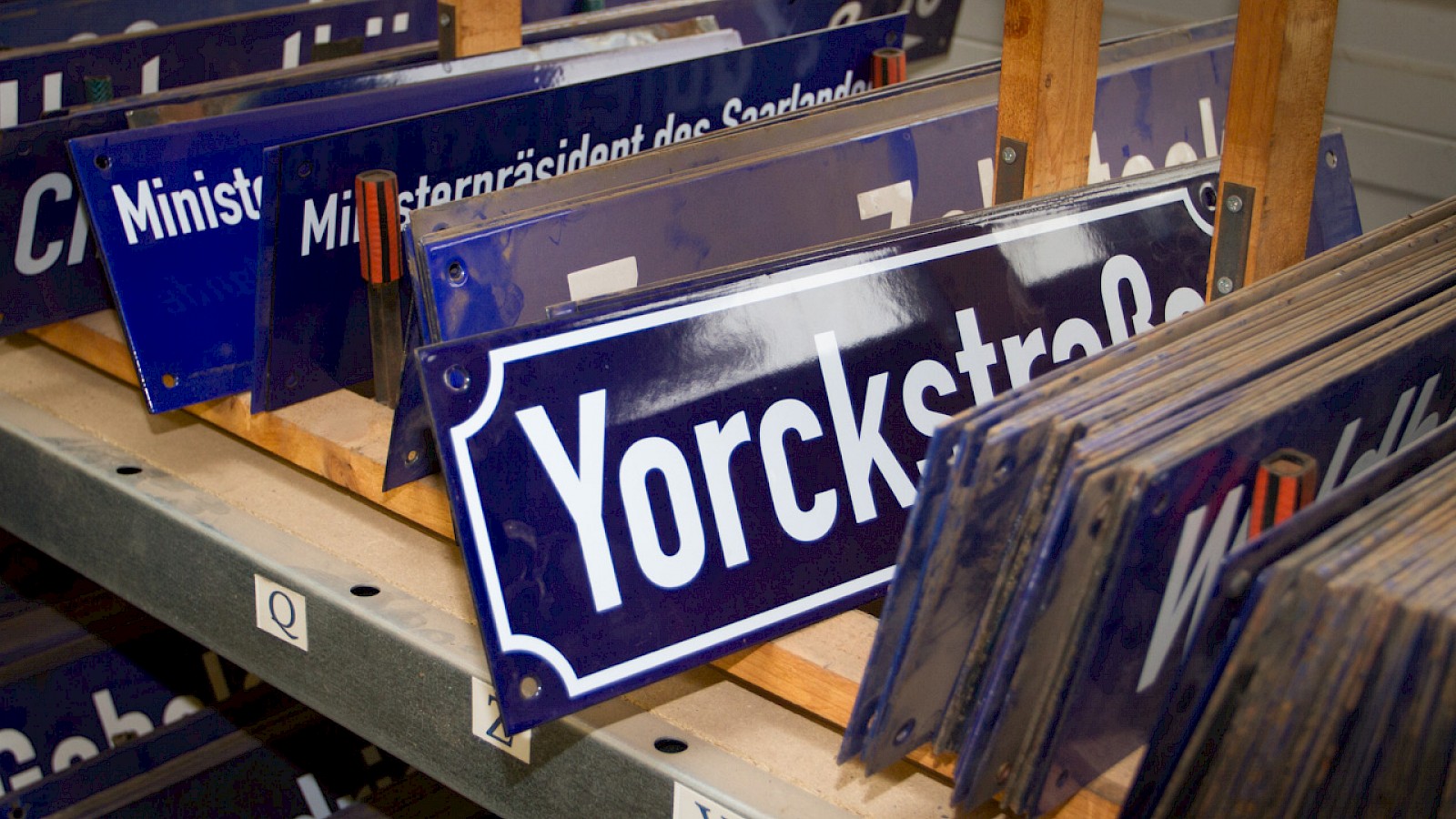 Schilderlager der Stadt Saarbrücken Foto: Florian Brunner