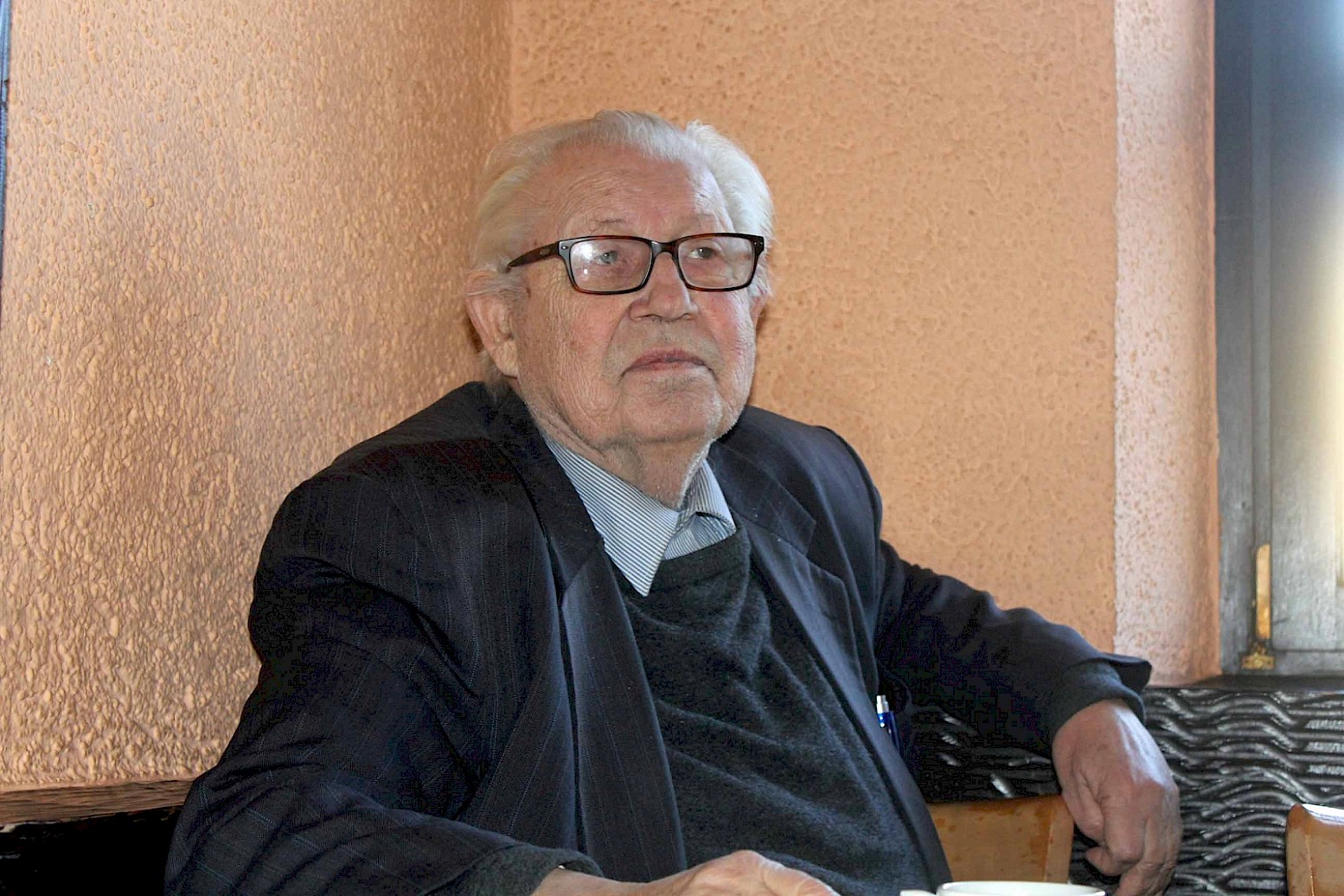 Johannes Kühn an seinem Lieblingsplatz im Gasthaus Huth in Hasborn. Foto: Sabine Caspar