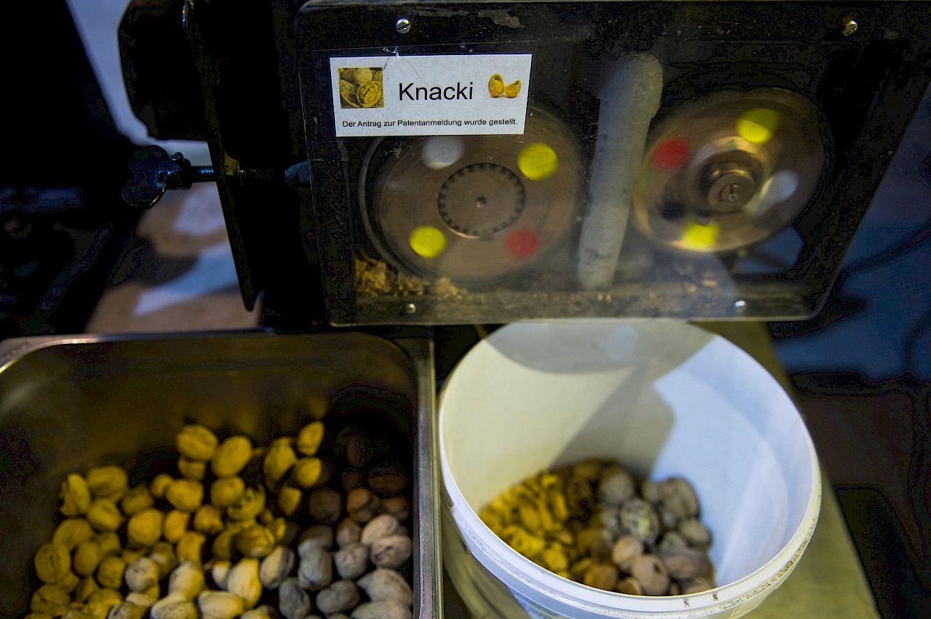 Die Nuss wird eingelegt, bekommt einen kurzen kräftigen Schlag über zwei parallel laufende Zahnräder. Foto: Marcus Simaitis