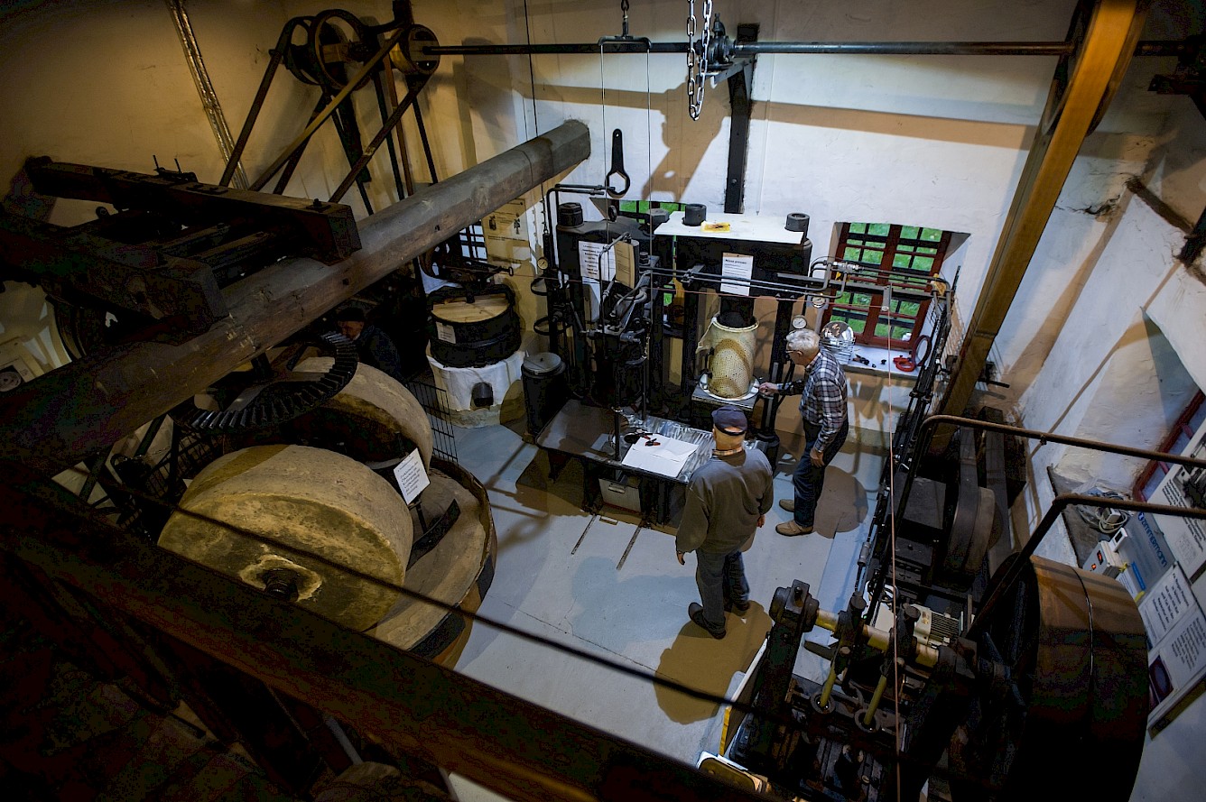 Die historische Ölmühle mit der „alten Lady“, die Stempelpressanlage aus dem Jahre 1923. Foto: Marcus Simaitis