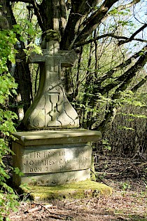 Nach Durchqueren eines kleinen Waldstückes gelangt man zu zwei Angelweihern. In dem angrenzenden jungen Waldstück steht das älteste Gisinger Wegekreuz aus dem Jahr 1807. Das Foto machte Beatrix Leinen