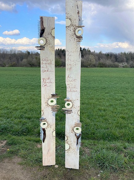 Sehenswert finde ich auch die Achtsamkeitsstelen am Wegesrand. Das Foto machte Beatrix Leinen.