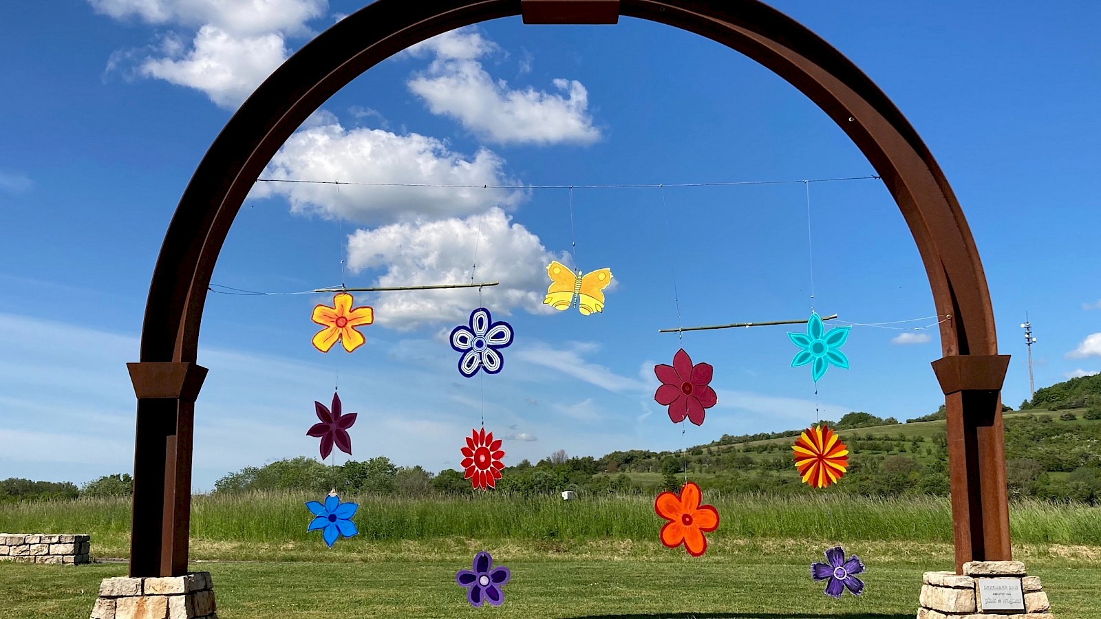 Wir sehen hier die Skulptur namens "Das Tor zum Saargau" das Foto machte Beatrix Leinen