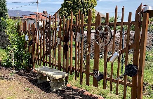 Hier ist die Dorfgemeinschaft besonders aktiv. Ein Bücherhaus, eine Fantasiewand. Der Förderverein "Bewahren & Erneuern" Gisingen ist für alle Aktivitäten sowie Ideen rund um den Wanderweg zuständig. Überwiegend durch Leader-Fördermittel konnte der Verein viele seiner Ideen umsetzen und liebevoll  gestalten. Foto: Beatrix Leinen