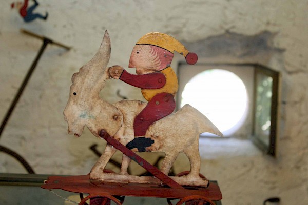 Auch die  Kinder profitierten von der SaggArwedd. Das Spielzeug wurde beweglich. Die Arbeiter erlangten immer mehr Wissen über industrielle Fertigung. Hier ein Pleuelantrieb für den Geisterreiter, wie er bei Dampf-Lokomotiven zu sehen war. Foto: Sabine Caspar