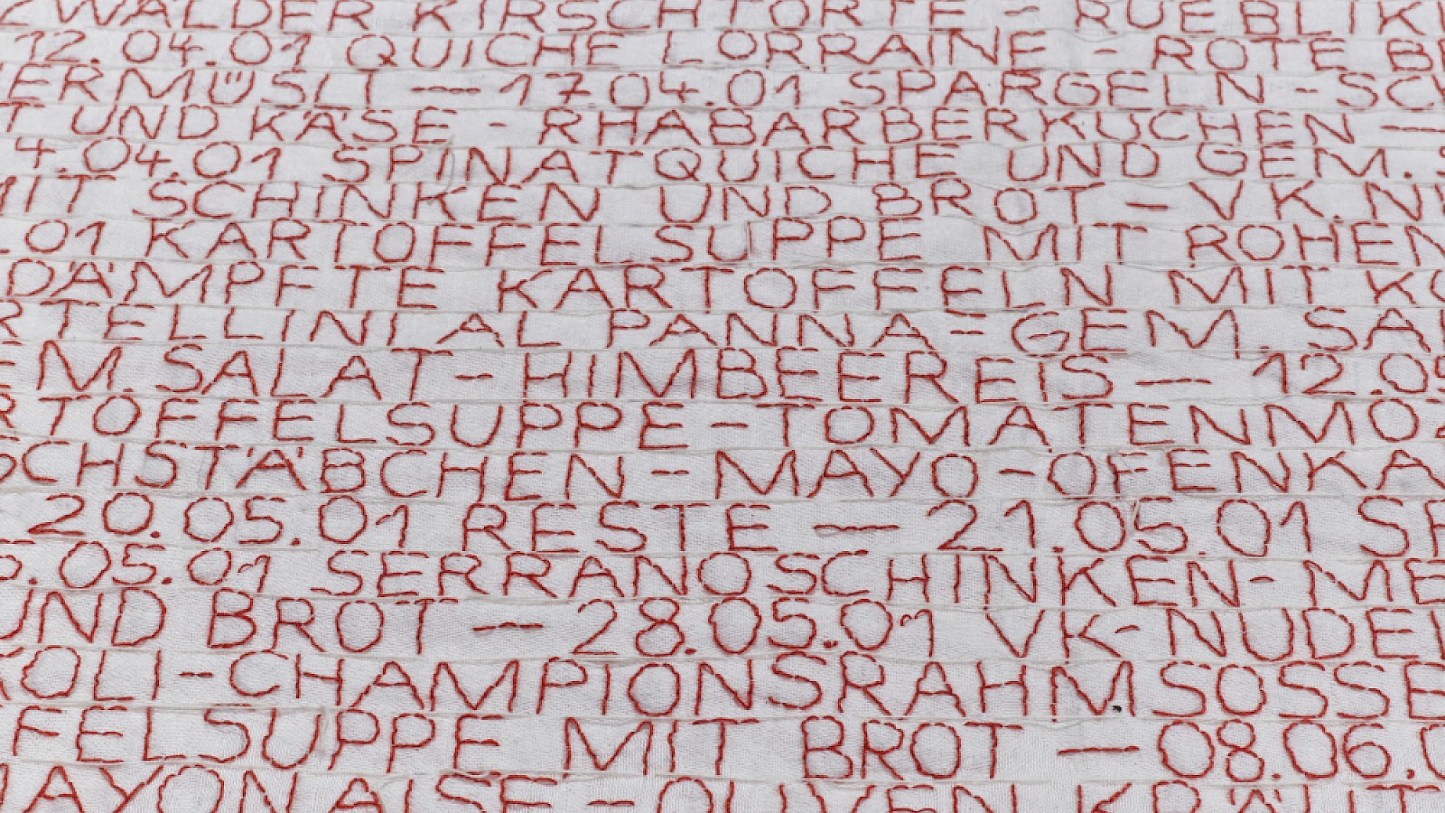 Gabriele Langendorf, jeden Tag 20.02.00-20.08.01, Bleistift, Heftfaden und Nähgarn auf Baumwolltischdecke © Gabriele Langendorf/VG Bild-Kunst, Bonn 2022. Foto: Tom Gundelwein